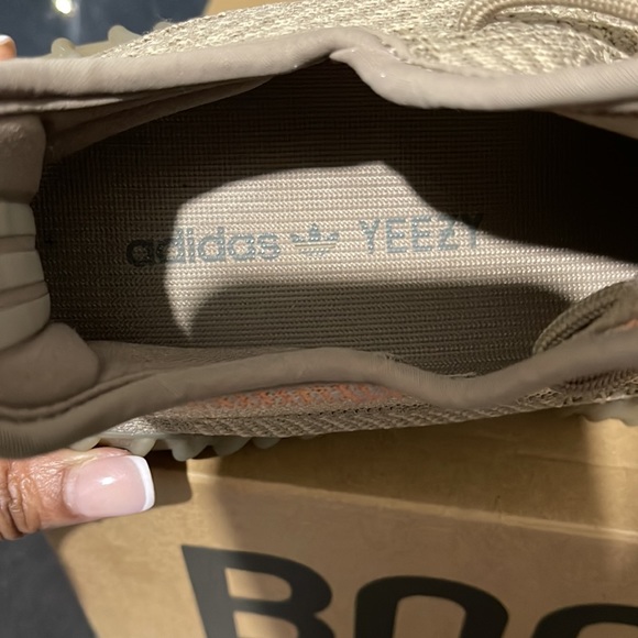 Yeezy Boost 350 V2 - Picture 6 of 13